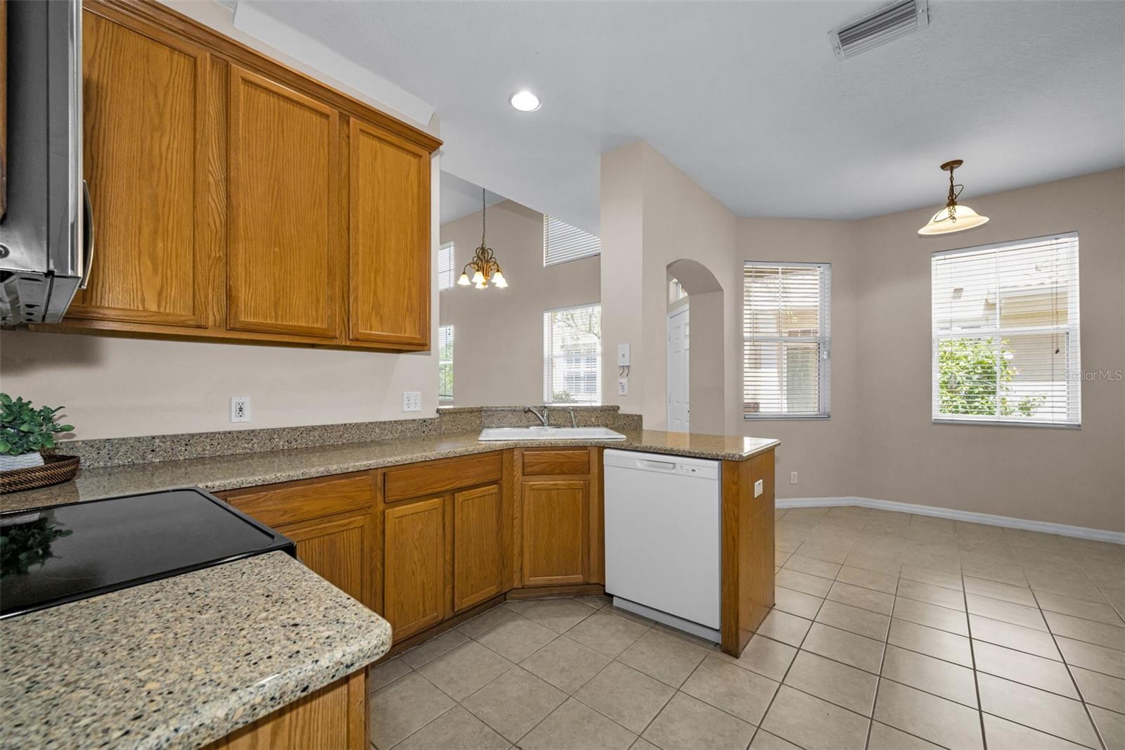 Listing photo id 14 for 3304 Covered Bridge Drive E