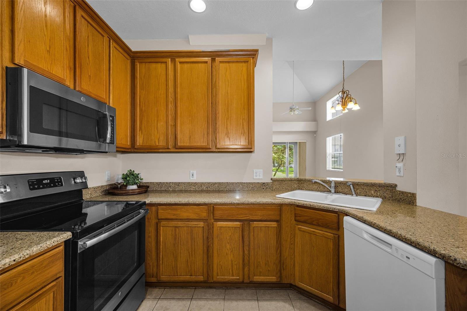 Listing photo id 15 for 3304 Covered Bridge Drive E