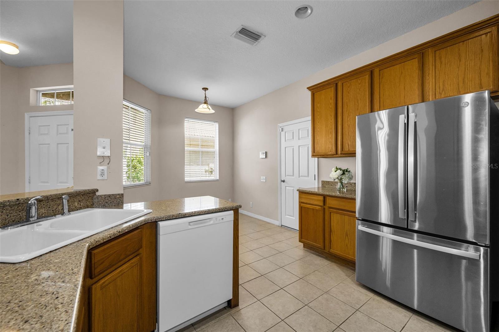 Listing photo id 16 for 3304 Covered Bridge Drive E