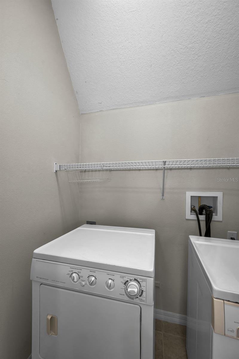 Listing photo id 25 for 3304 Covered Bridge Drive E