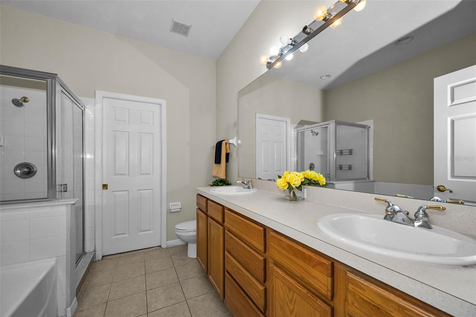 Listing photo id 31 for 3304 Covered Bridge Drive E