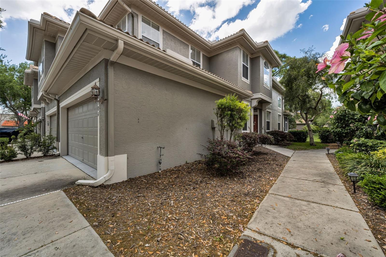 Listing photo id 2 for 3304 Covered Bridge Drive E