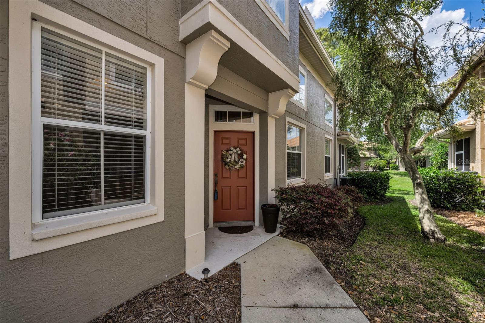 Listing photo id 3 for 3304 Covered Bridge Drive E