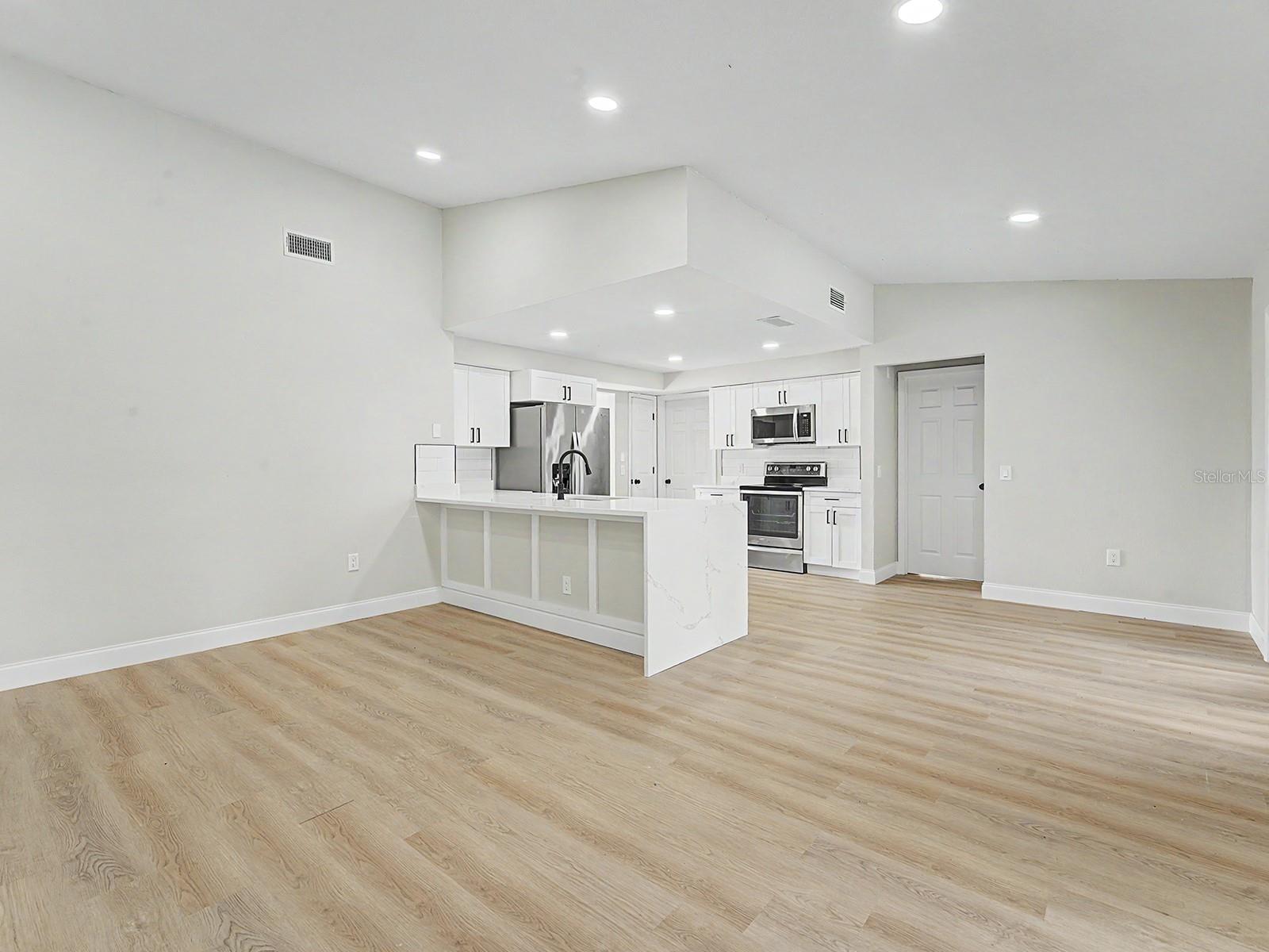 Image 14 of 63 For 6918 Odoniel Loop W