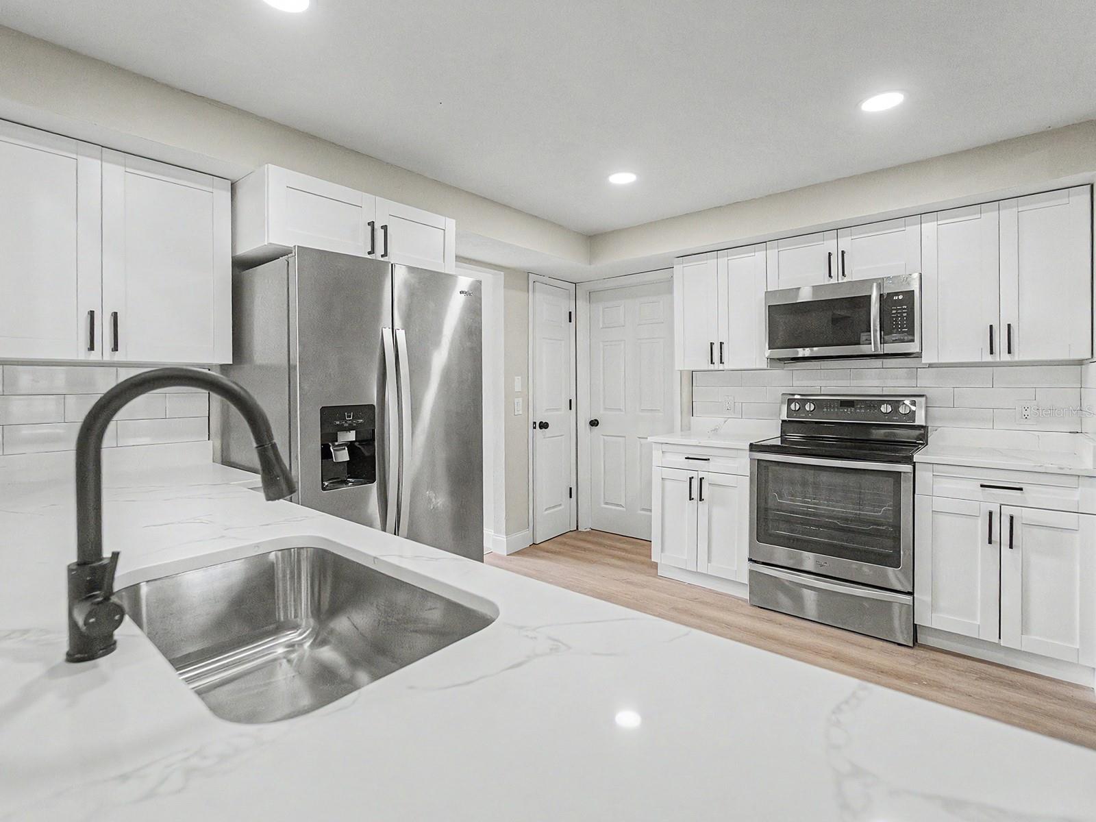 Image 17 of 63 For 6918 Odoniel Loop W