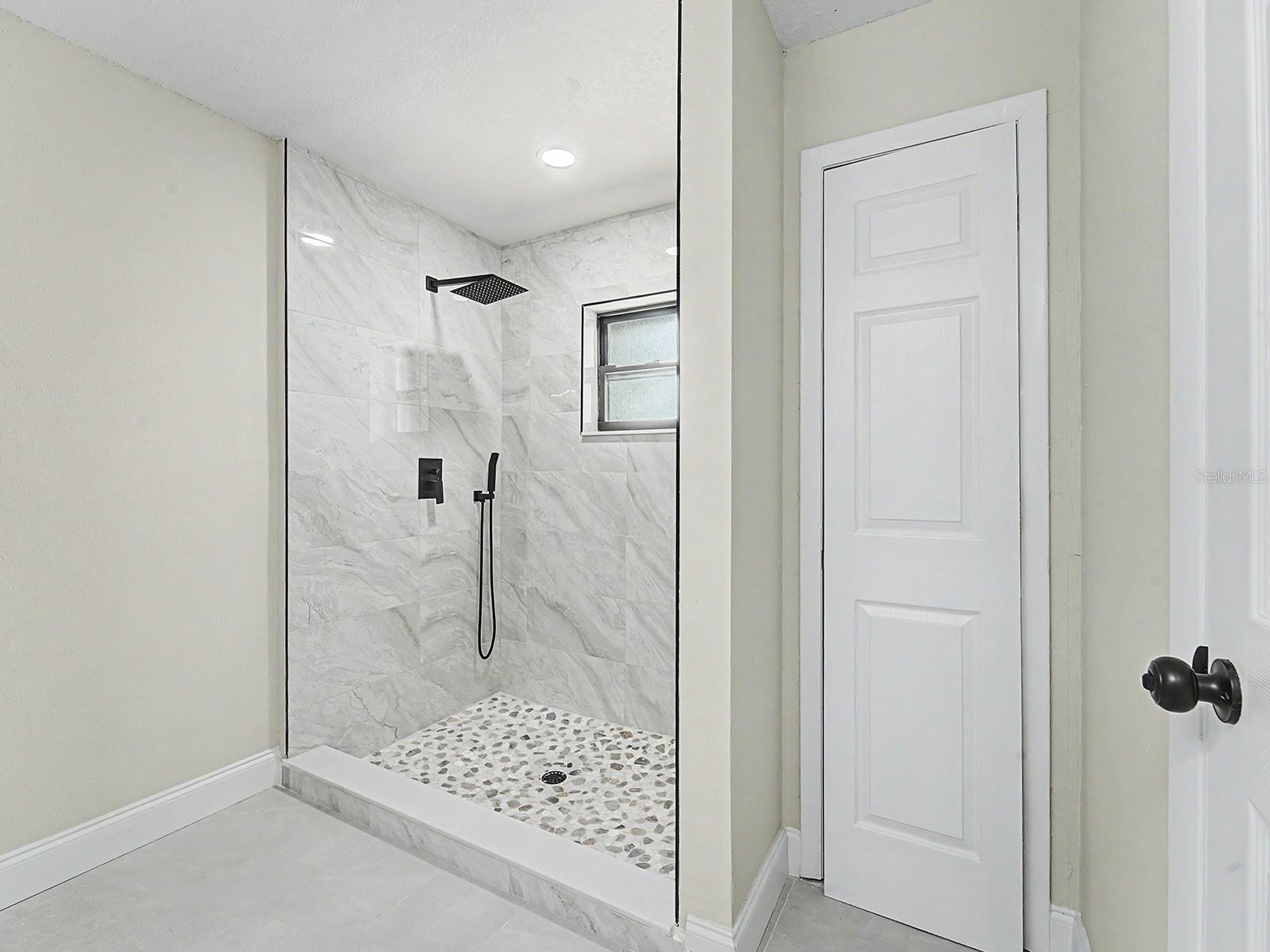 Image 24 of 63 For 6918 Odoniel Loop W