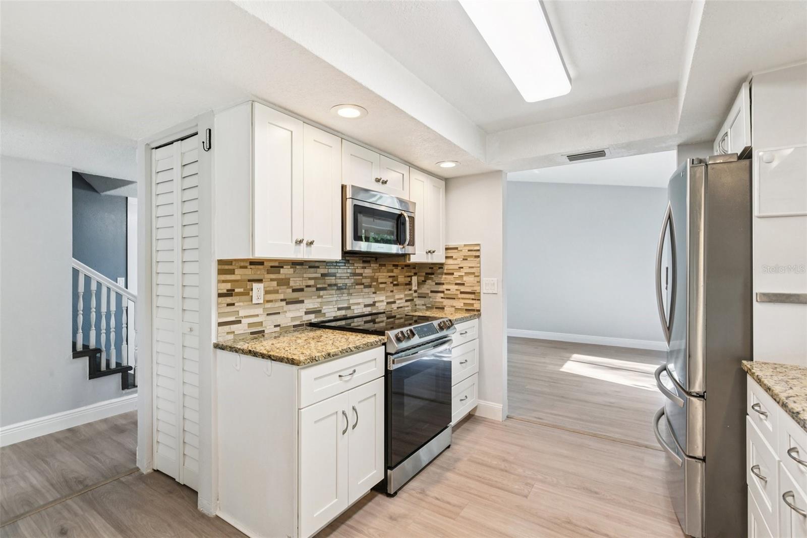 Image 10 of 39 For 2589 Knoll Street W