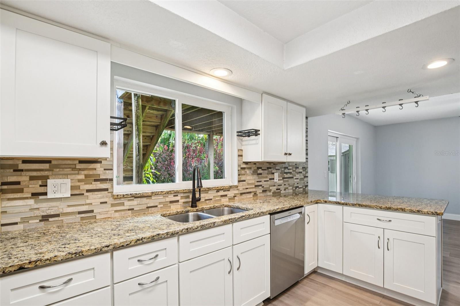 Image 9 of 39 For 2589 Knoll Street W