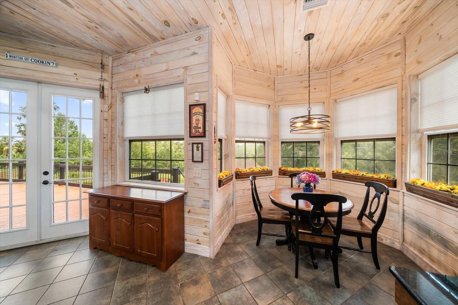 Listing photo id 8 for 7650 Whippoorwill Terrace