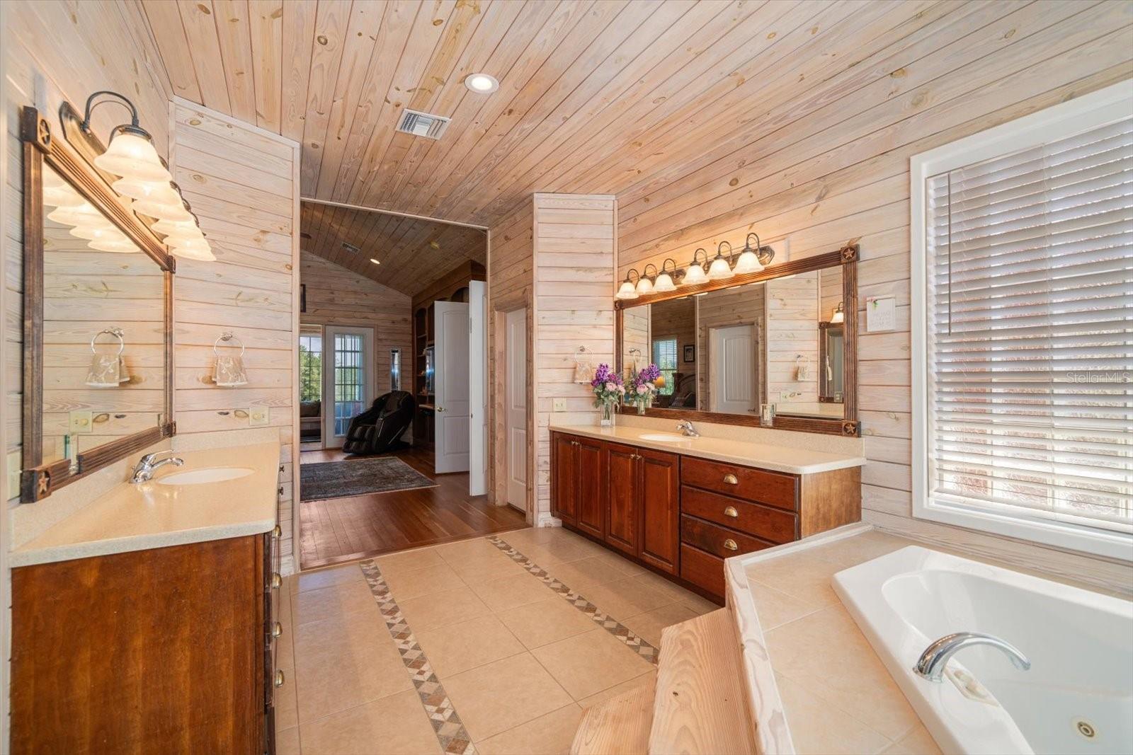 Listing photo id 17 for 7650 Whippoorwill Terrace