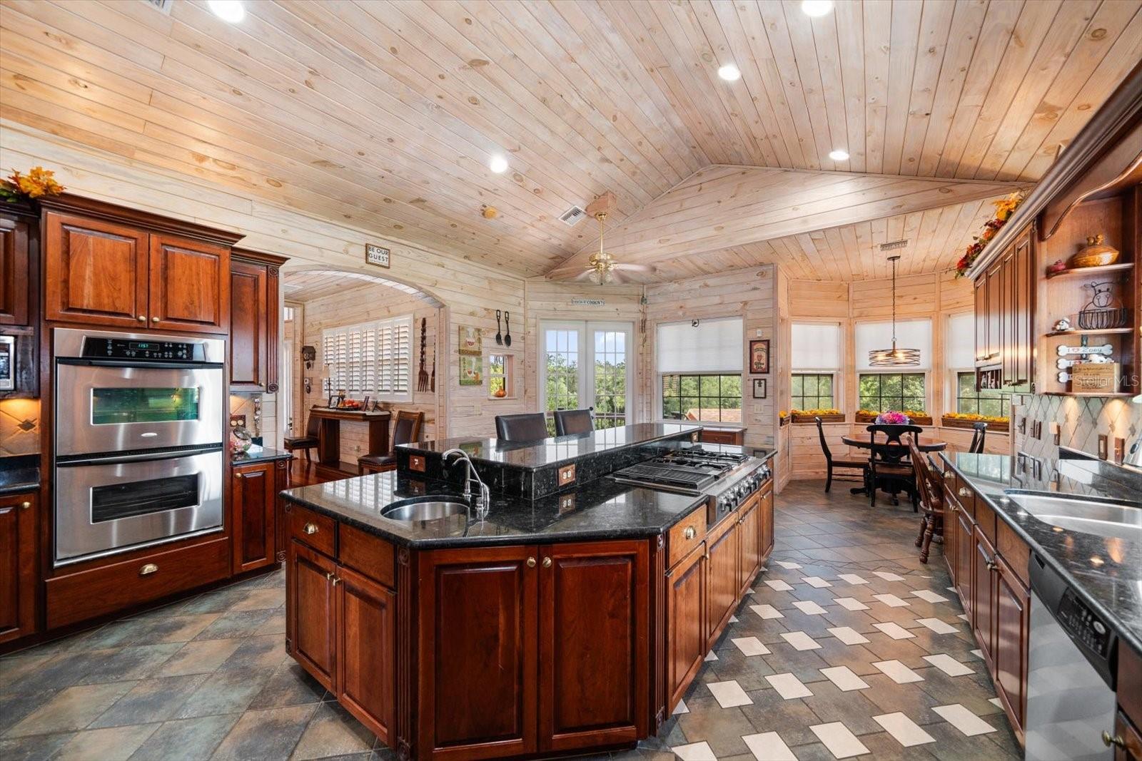 Listing photo id 7 for 7650 Whippoorwill Terrace