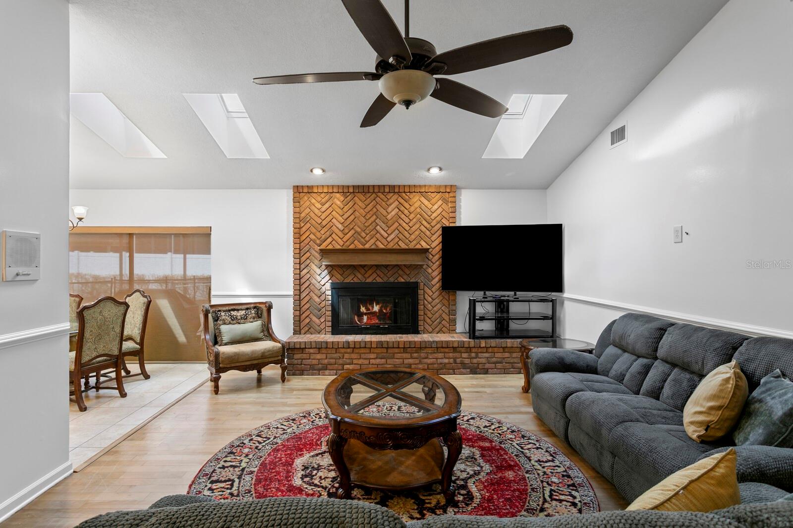 Listing photo id 13 for 11504 Moffat Place