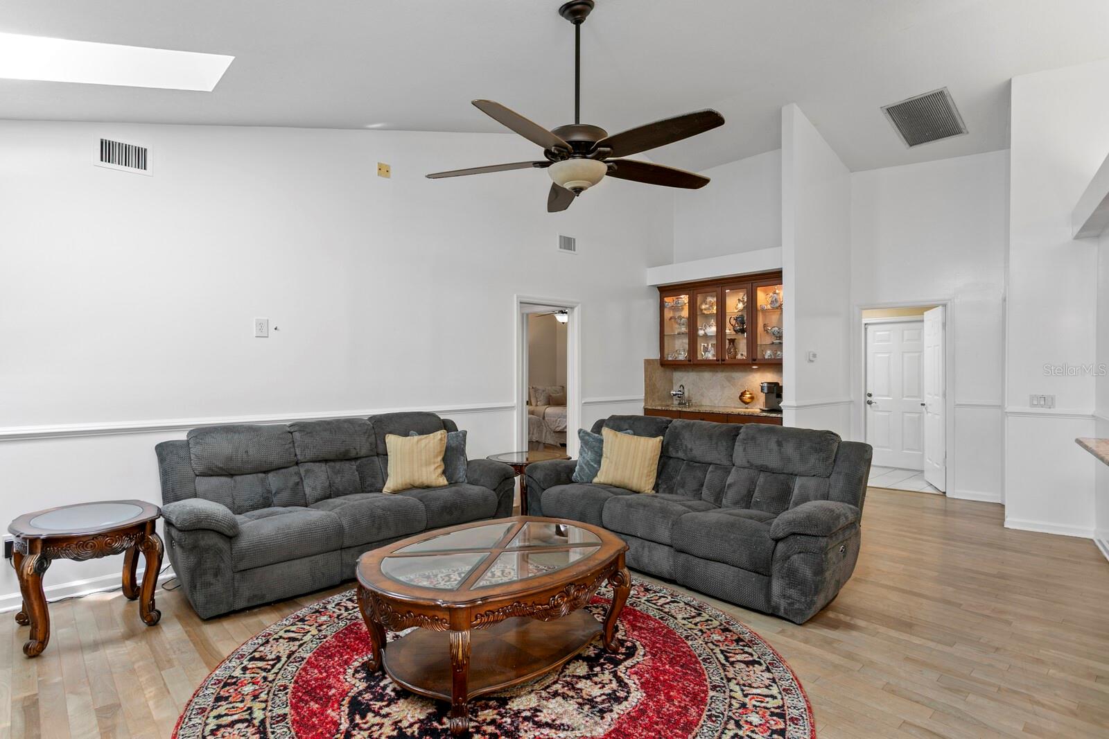 Listing photo id 14 for 11504 Moffat Place