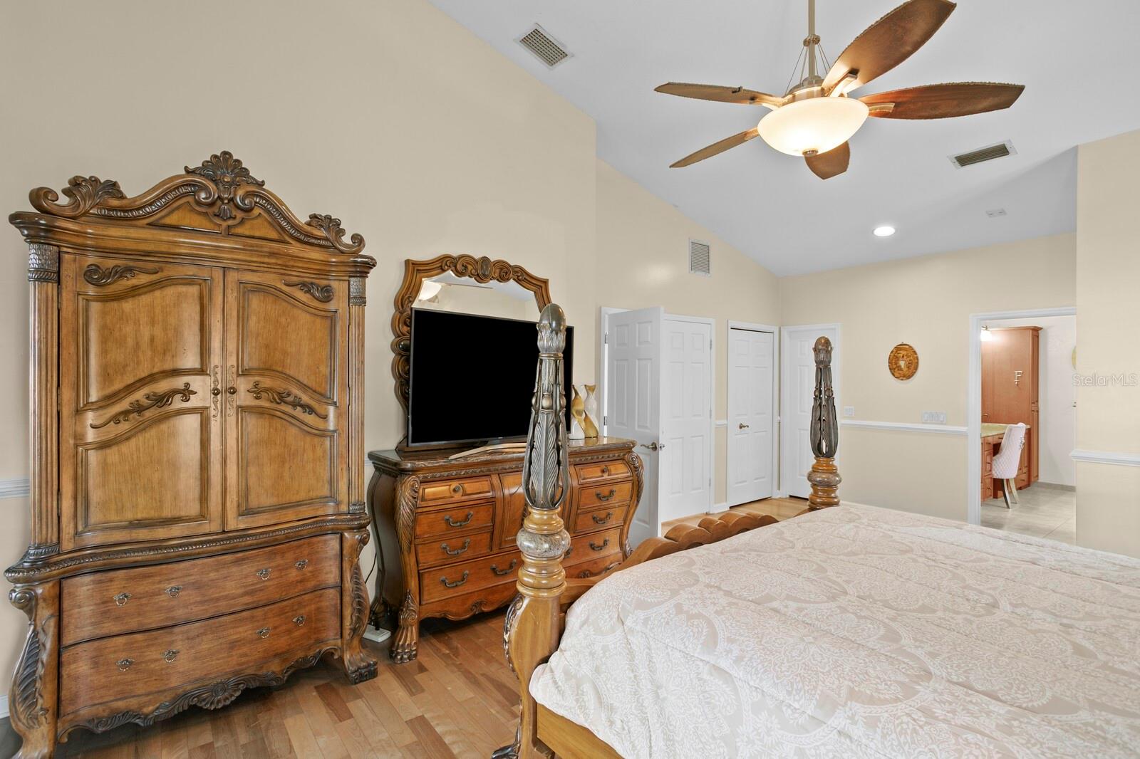 Listing photo id 21 for 11504 Moffat Place