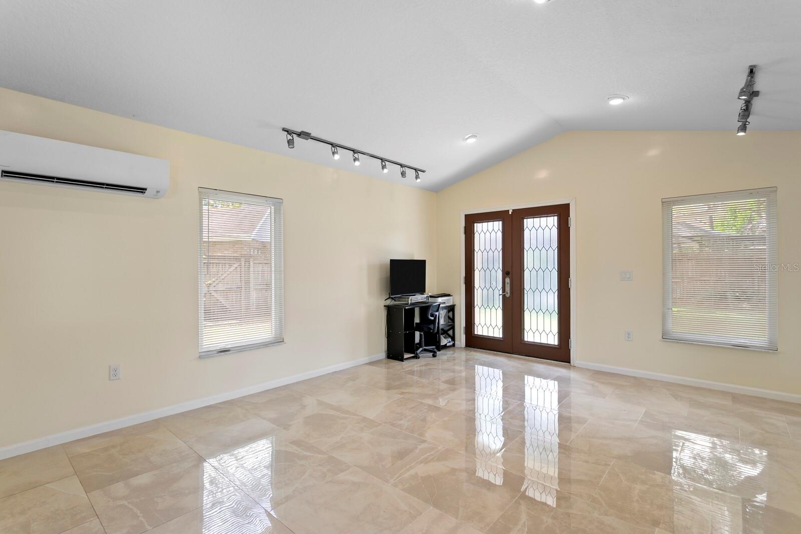 Listing photo id 35 for 11504 Moffat Place