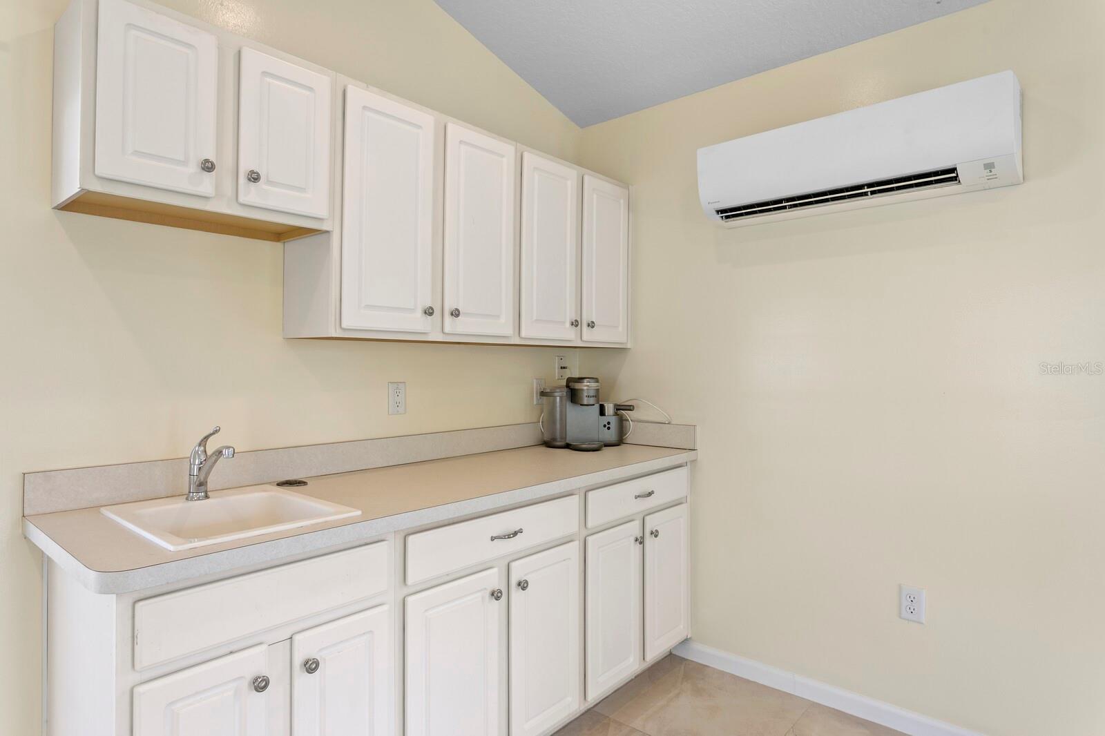 Listing photo id 37 for 11504 Moffat Place