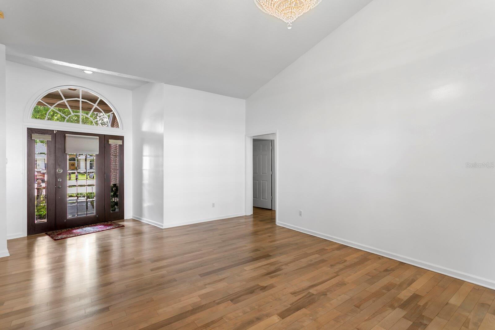 Listing photo id 4 for 11504 Moffat Place