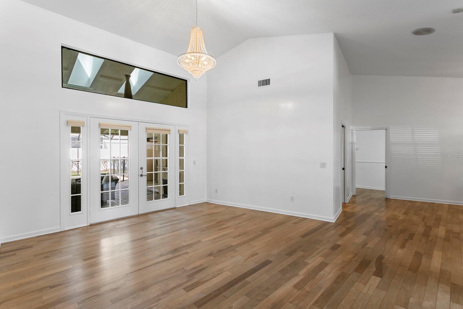 Listing photo id 5 for 11504 Moffat Place