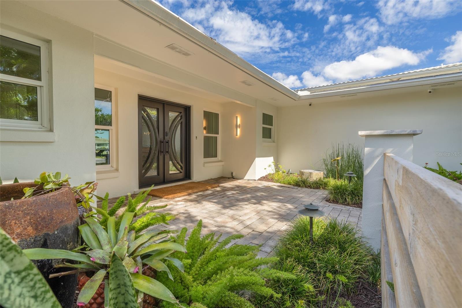 Listing photo id 8 for 3932 Versailles Drive