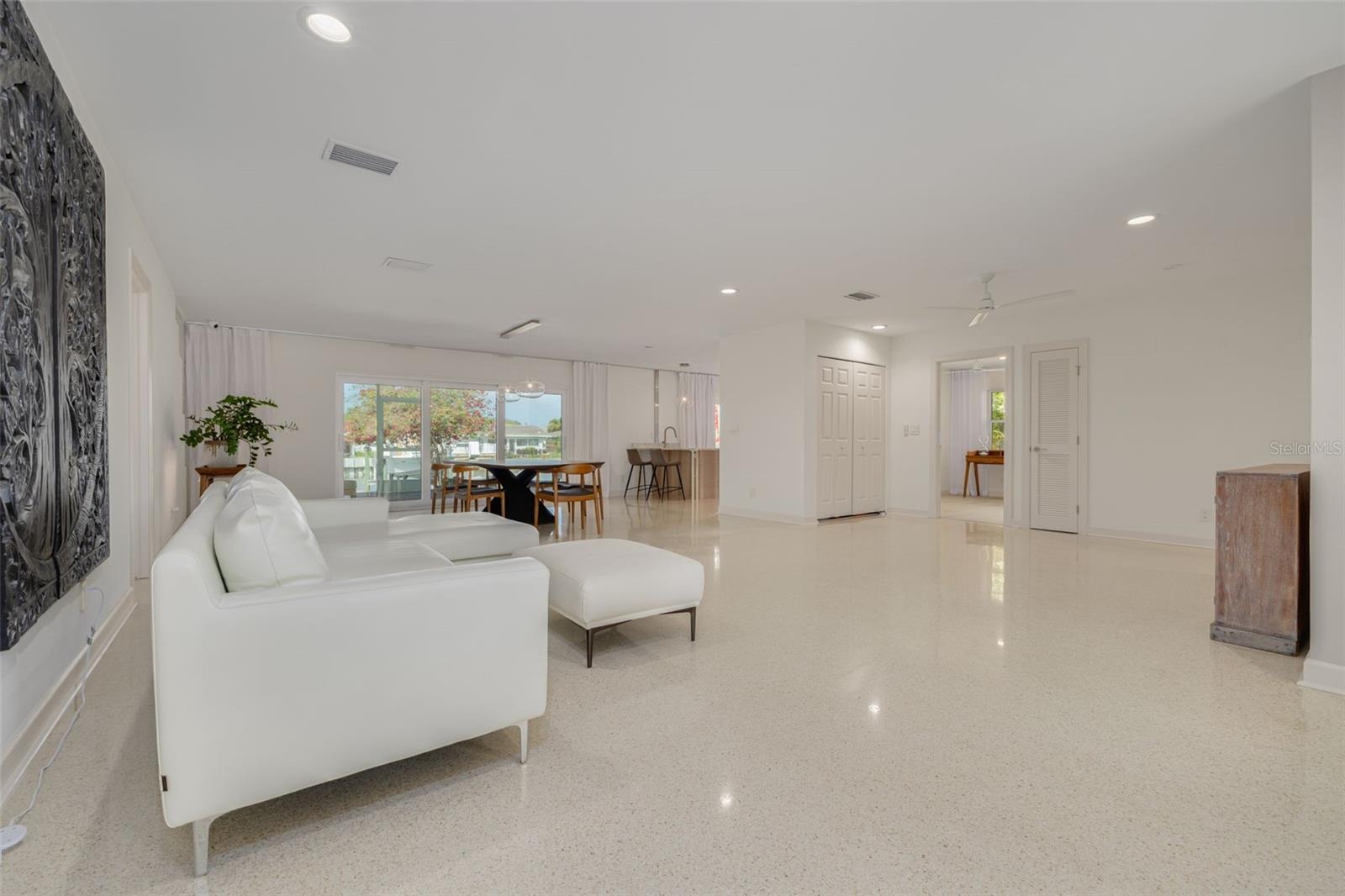 Listing photo id 10 for 3932 Versailles Drive