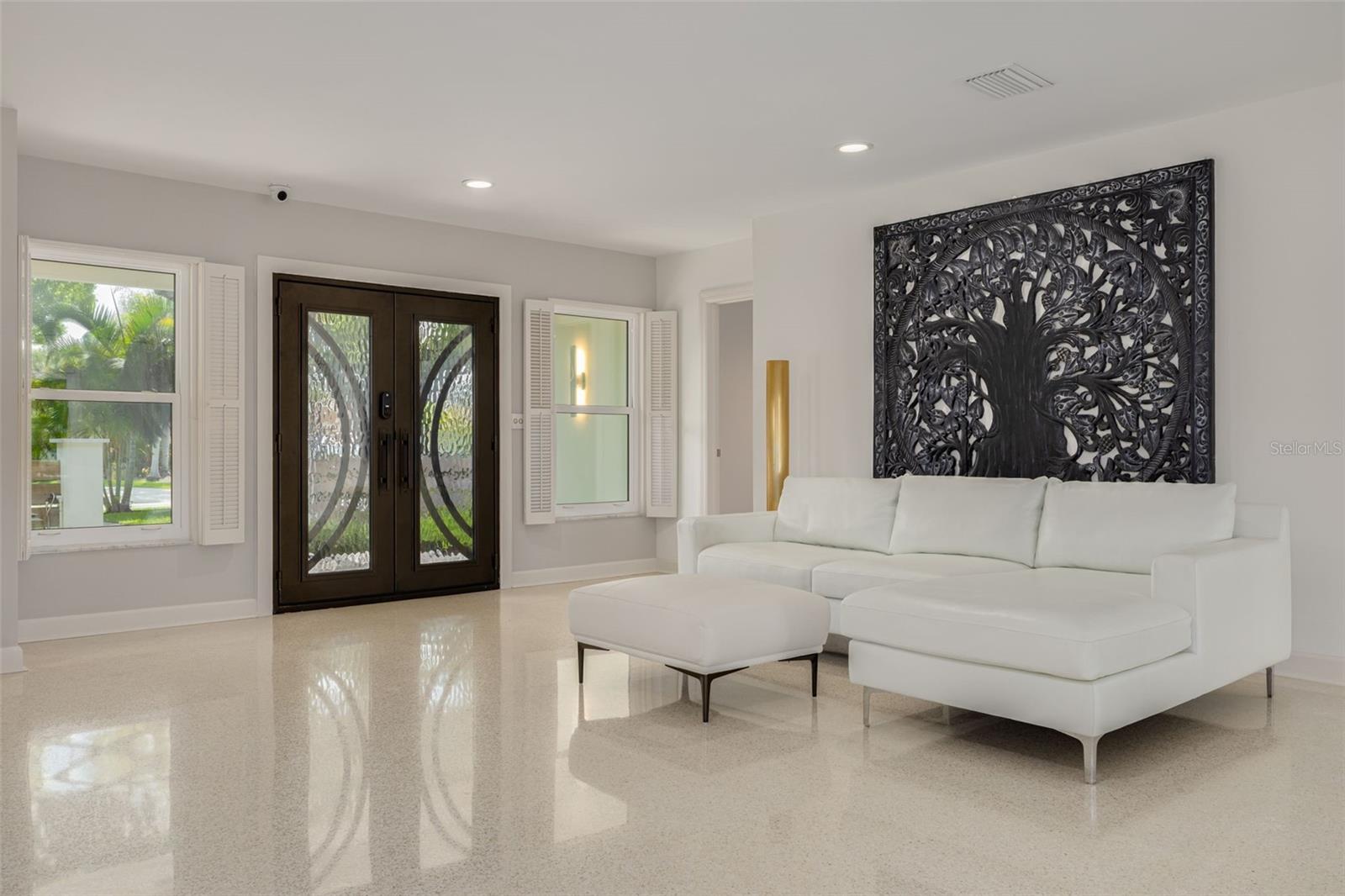 Listing photo id 11 for 3932 Versailles Drive