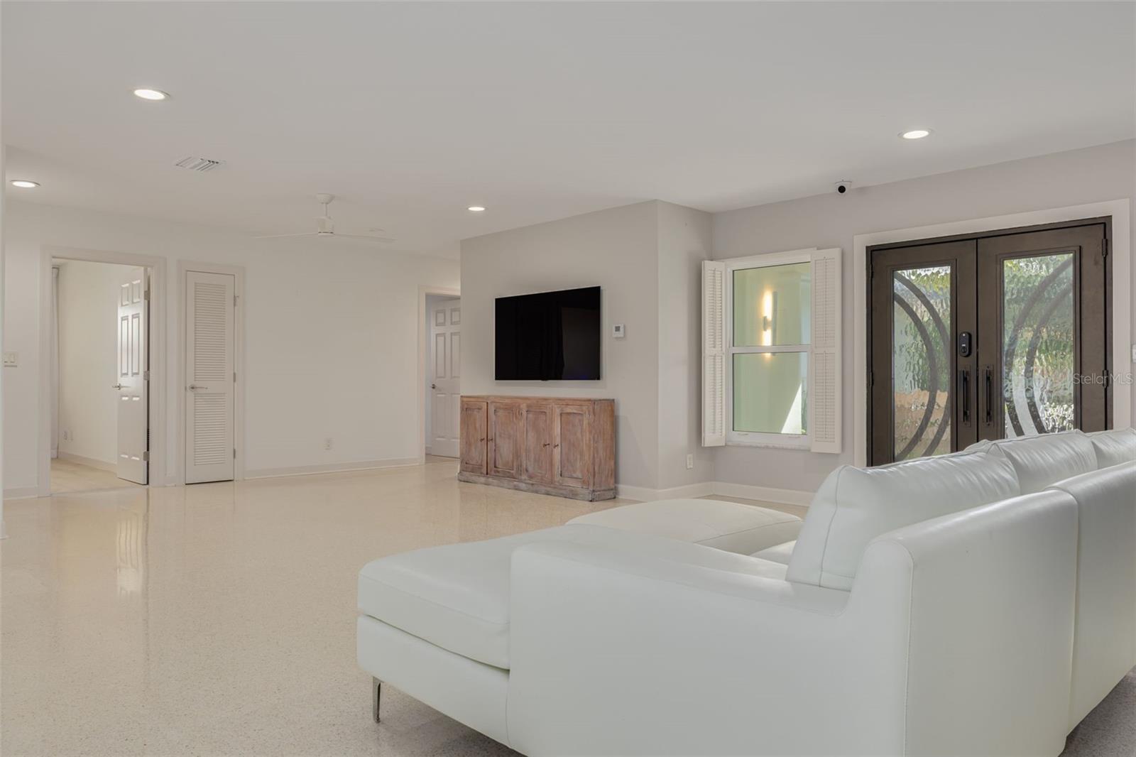 Listing photo id 12 for 3932 Versailles Drive