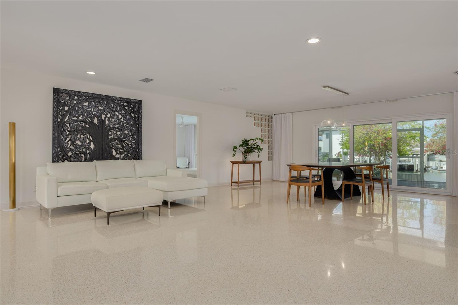 Listing photo id 13 for 3932 Versailles Drive