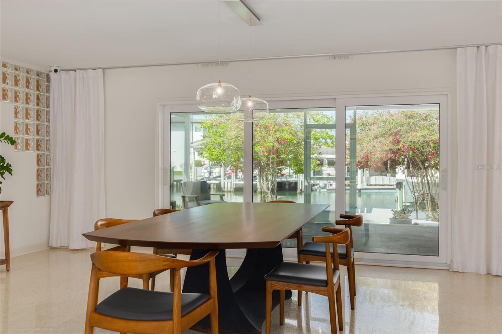 Listing photo id 14 for 3932 Versailles Drive