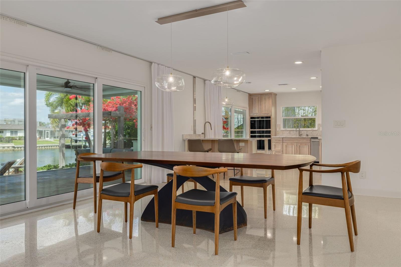 Listing photo id 15 for 3932 Versailles Drive