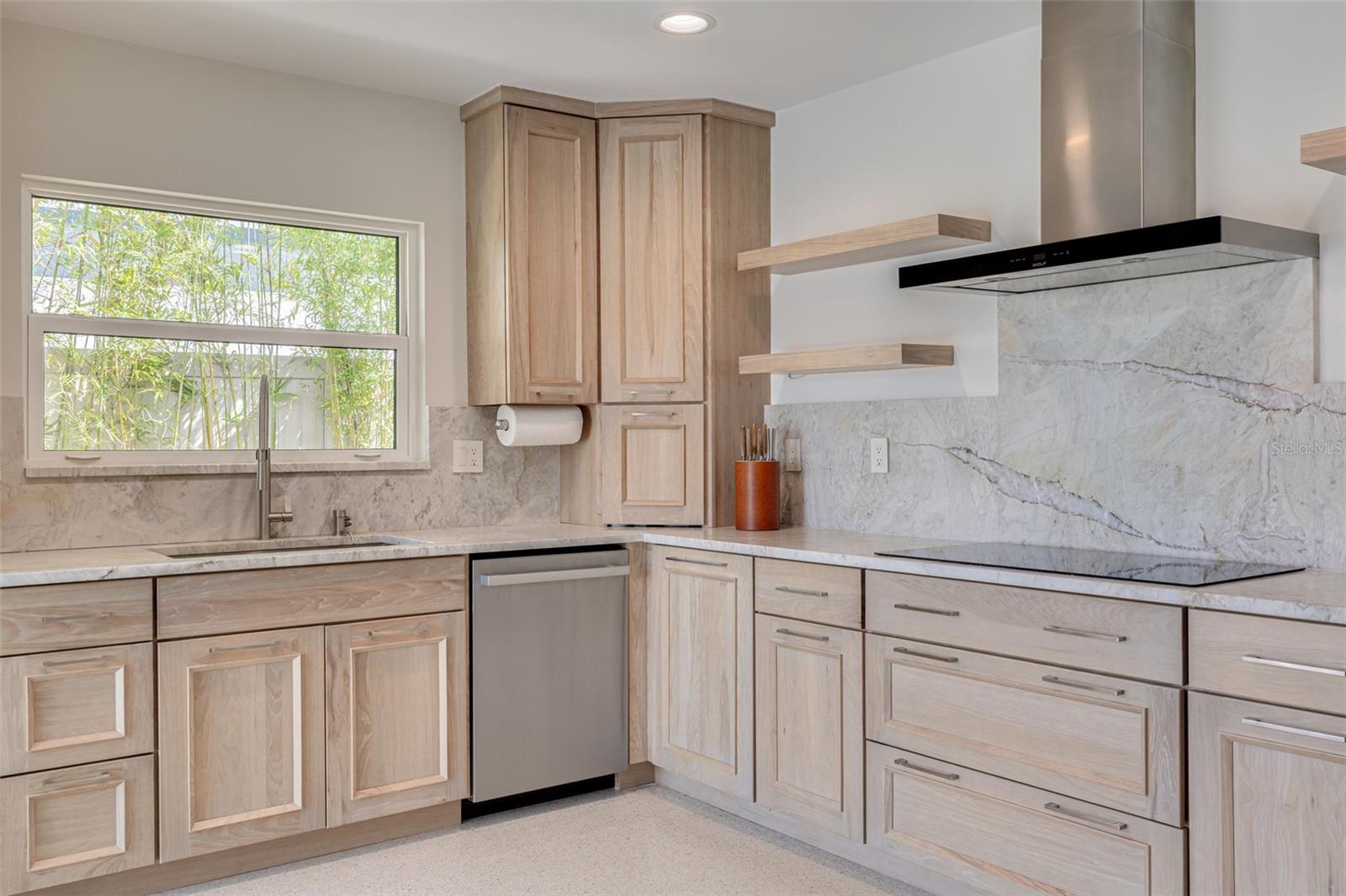 Listing photo id 17 for 3932 Versailles Drive