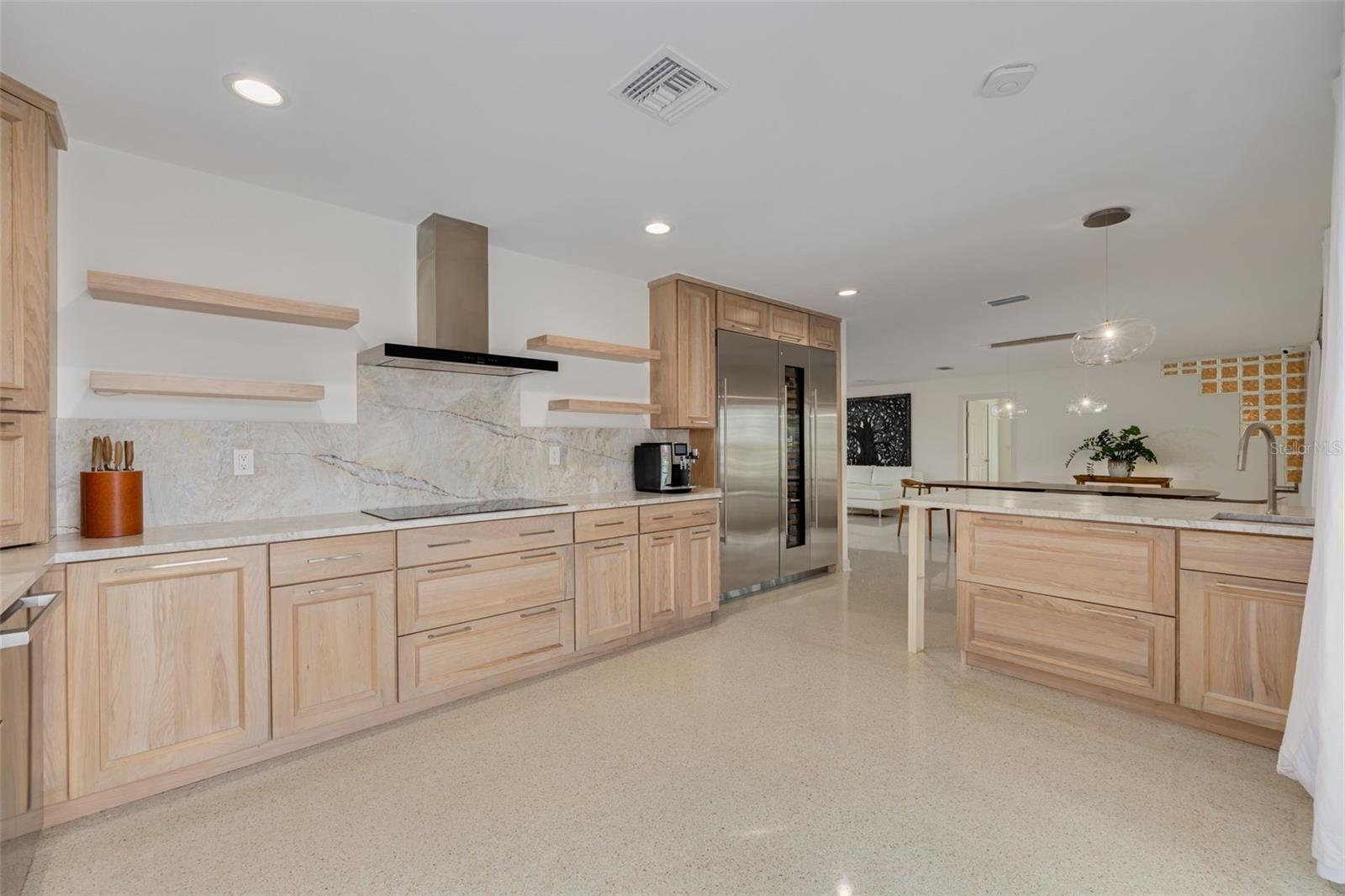 Listing photo id 18 for 3932 Versailles Drive