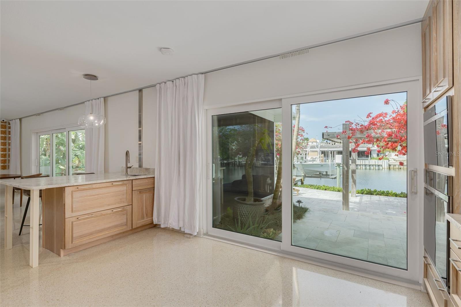 Listing photo id 19 for 3932 Versailles Drive