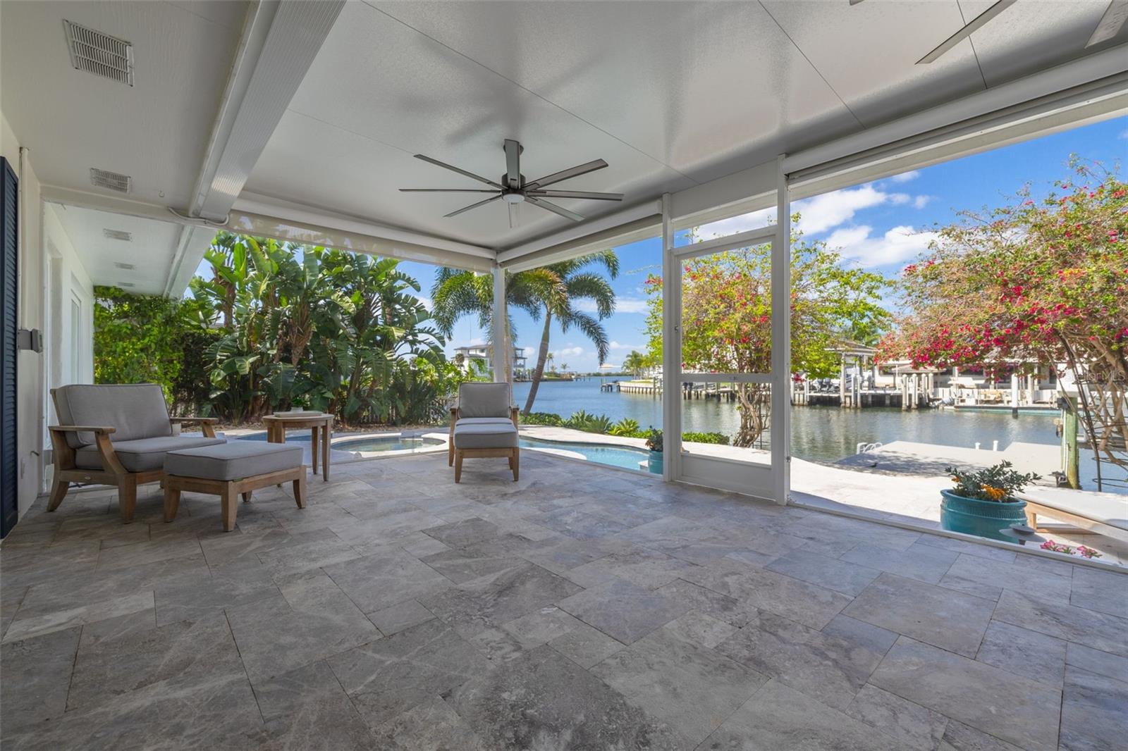 Listing photo id 20 for 3932 Versailles Drive