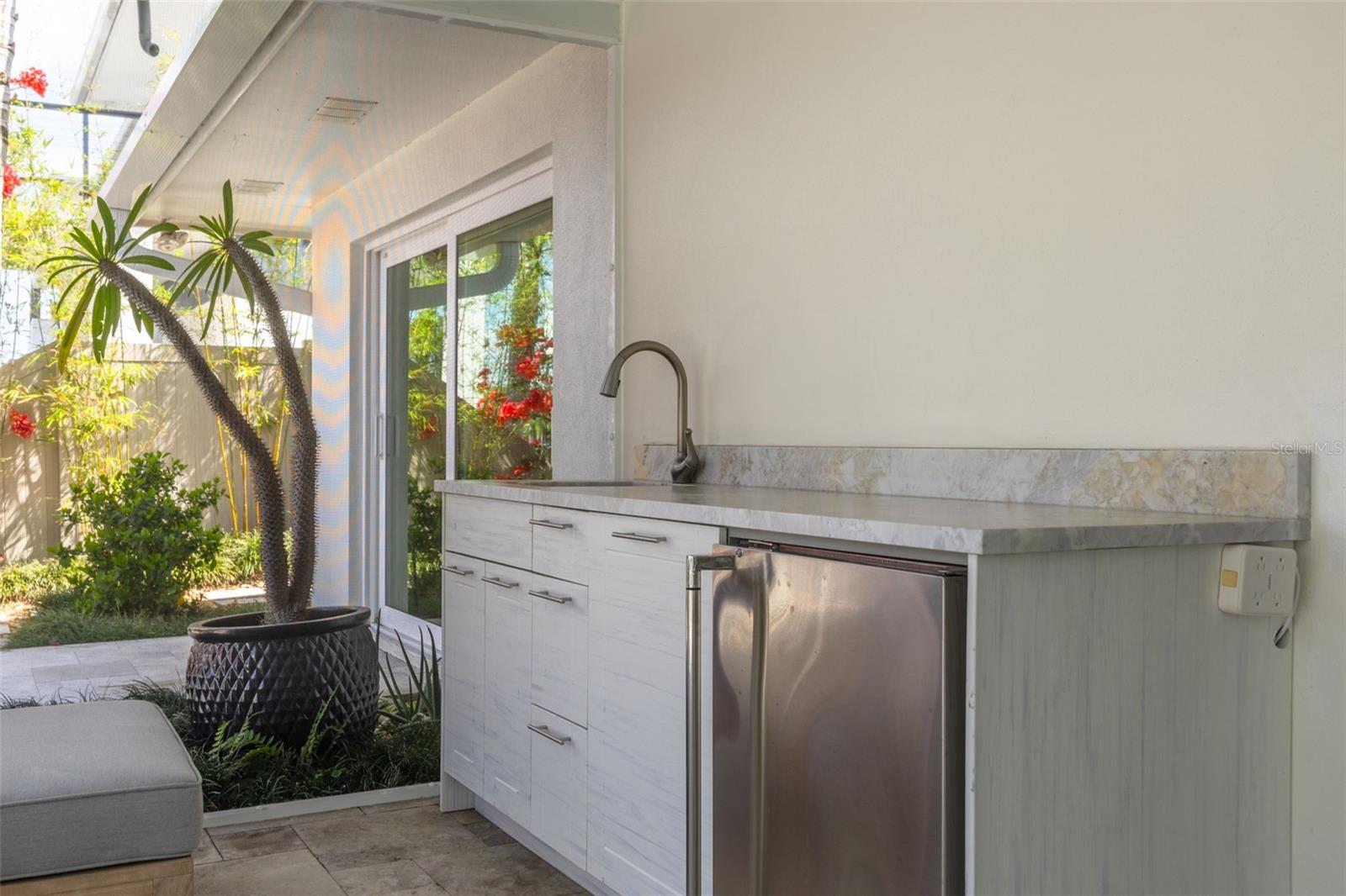 Listing photo id 21 for 3932 Versailles Drive