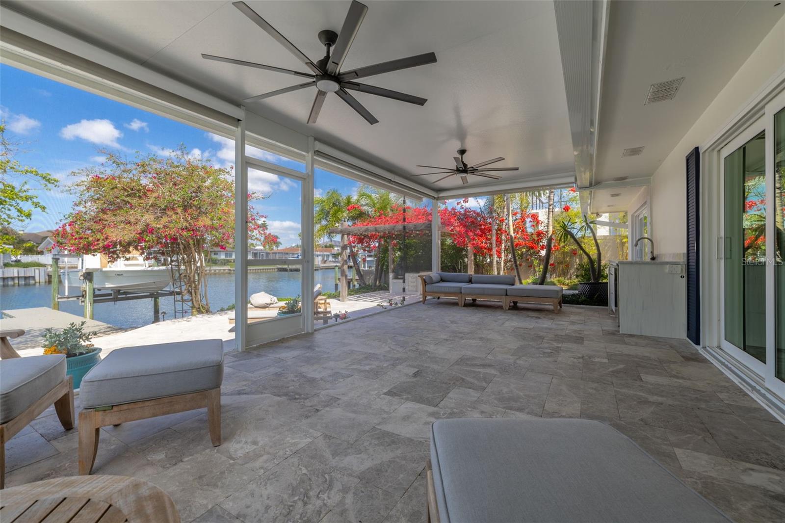 Listing photo id 22 for 3932 Versailles Drive