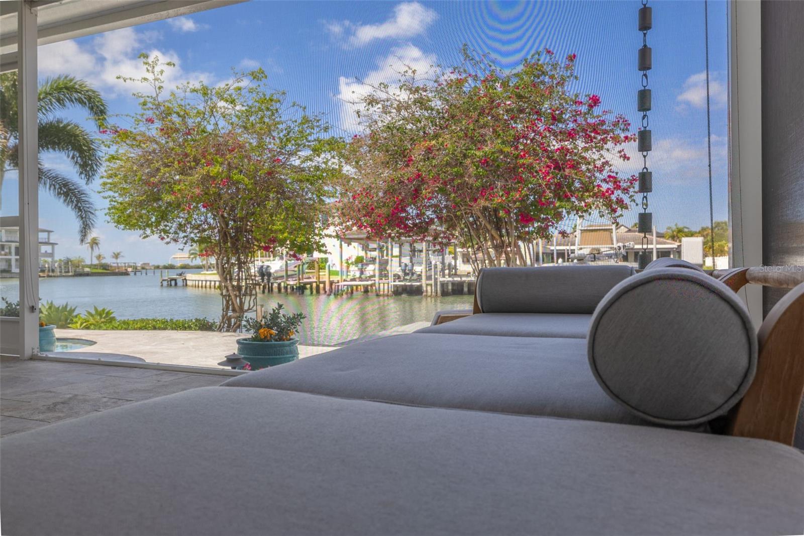 Listing photo id 23 for 3932 Versailles Drive