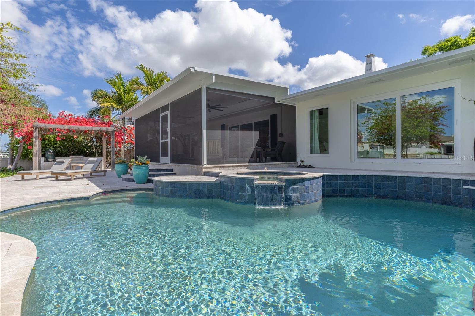 Listing photo id 24 for 3932 Versailles Drive