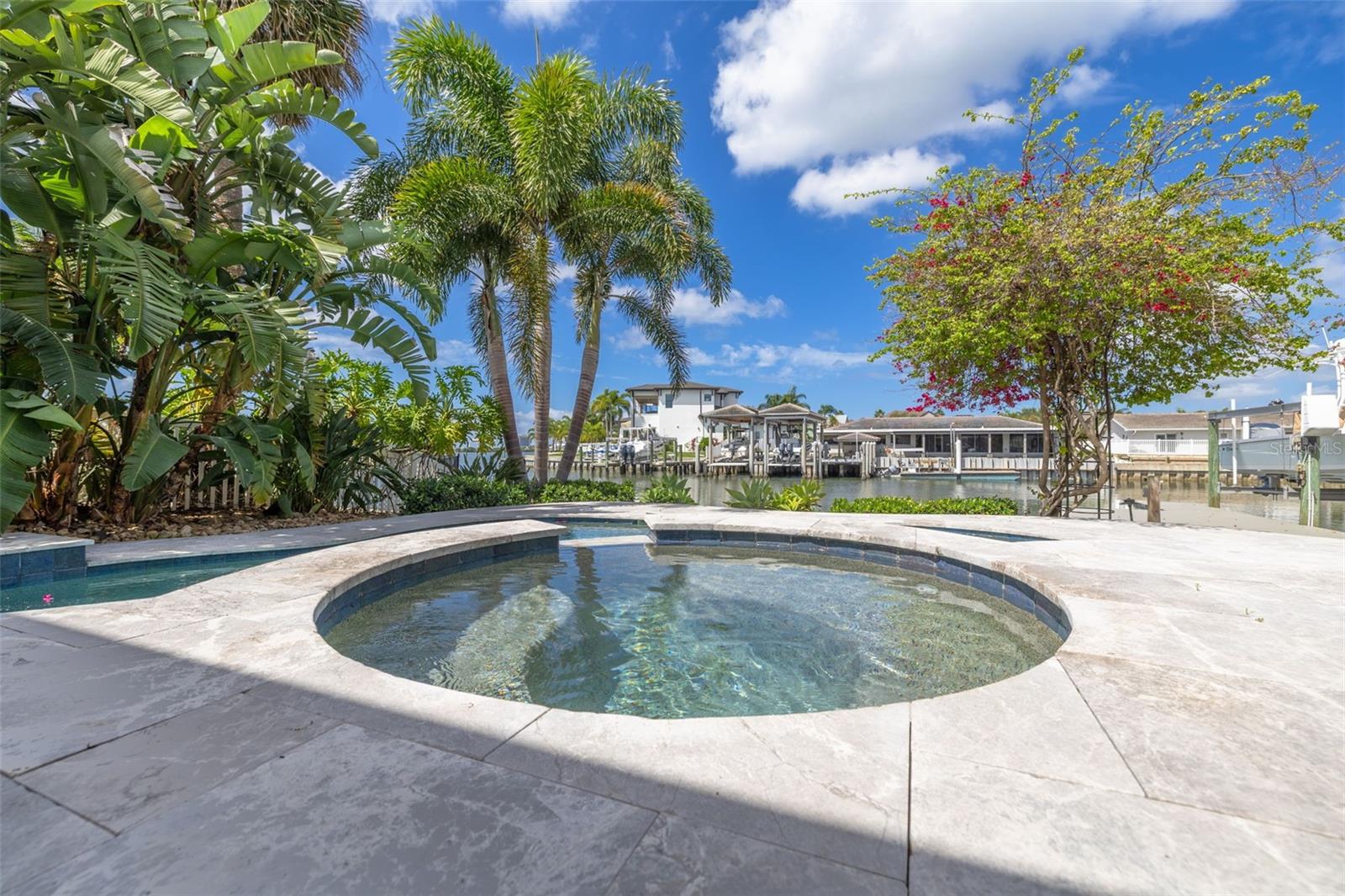 Listing photo id 25 for 3932 Versailles Drive