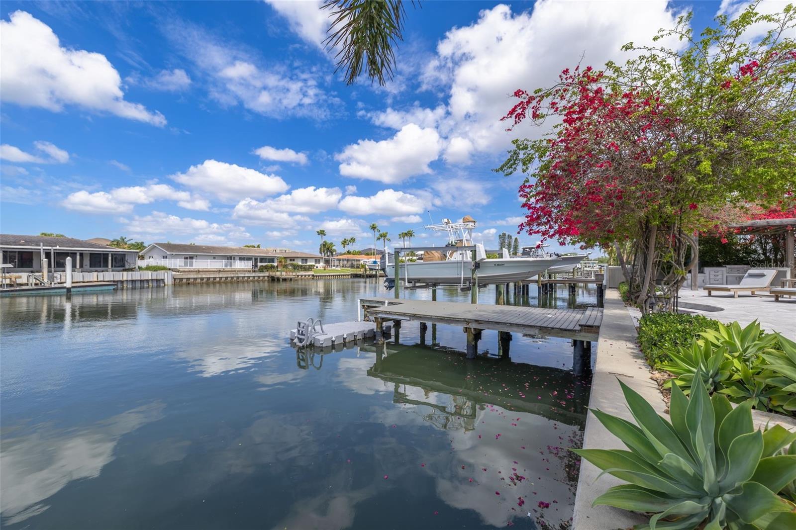 Listing photo id 26 for 3932 Versailles Drive