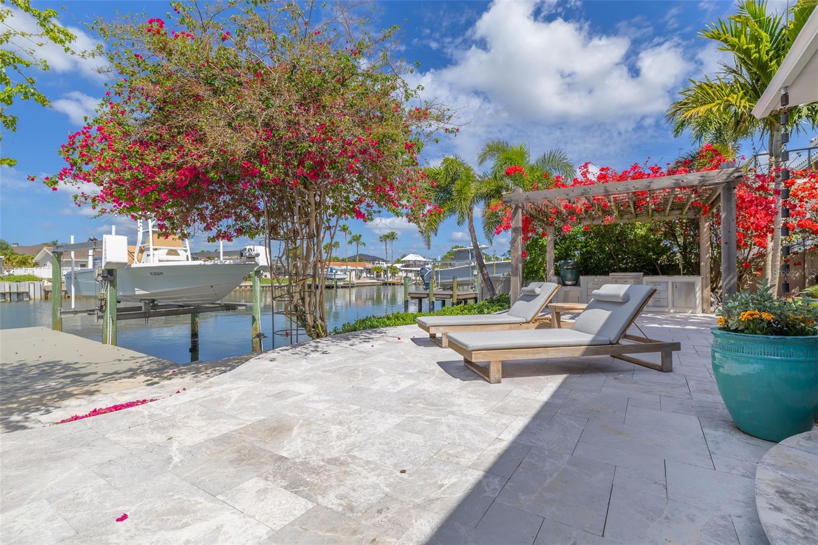 Listing photo id 27 for 3932 Versailles Drive