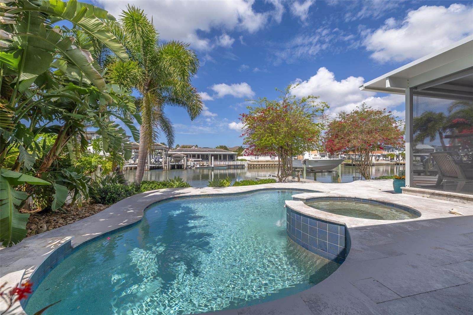 Listing photo id 1 for 3932 Versailles Drive