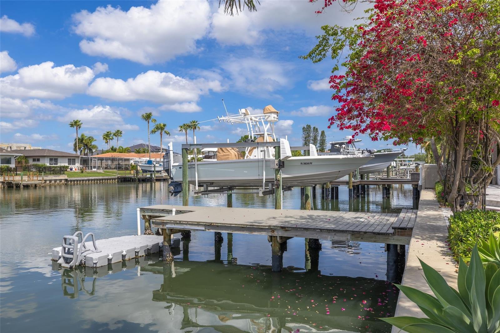 Listing photo id 28 for 3932 Versailles Drive