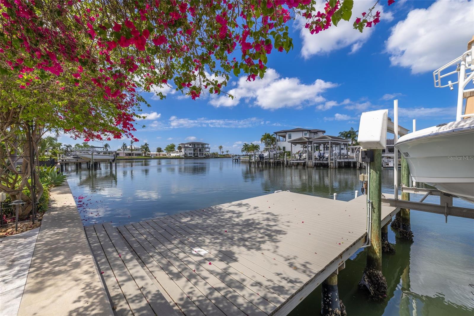 Listing photo id 30 for 3932 Versailles Drive