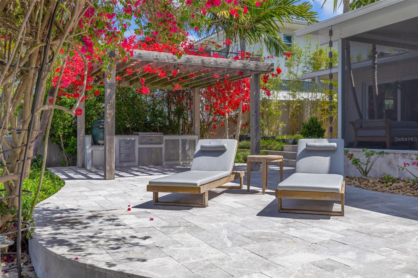 Listing photo id 32 for 3932 Versailles Drive