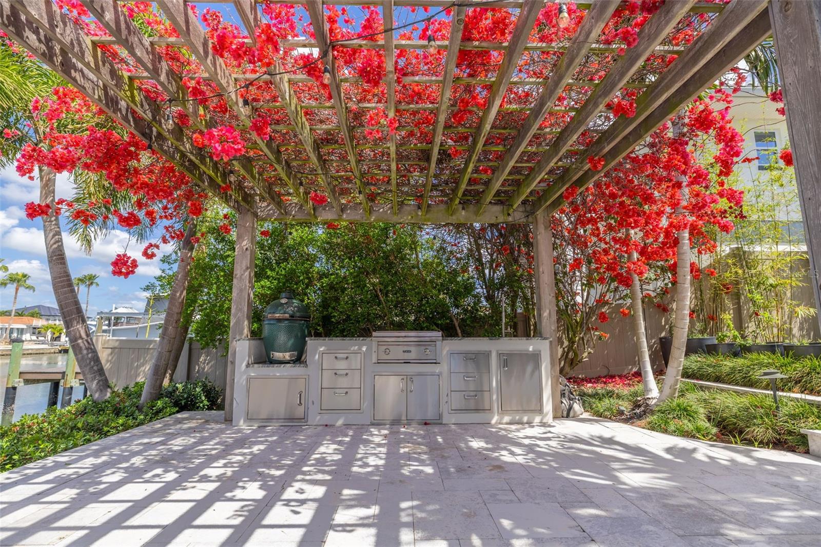 Listing photo id 33 for 3932 Versailles Drive