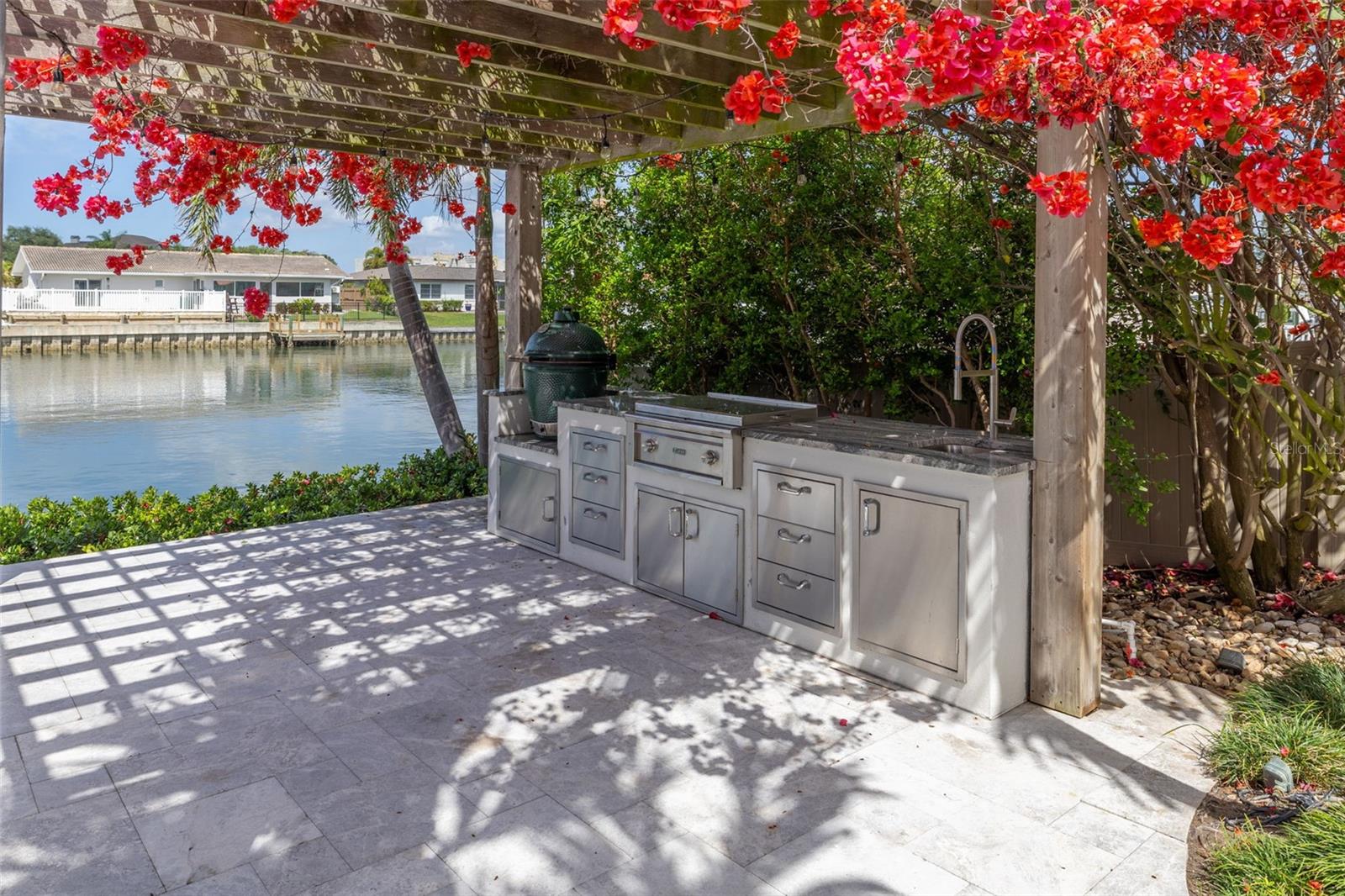 Listing photo id 34 for 3932 Versailles Drive