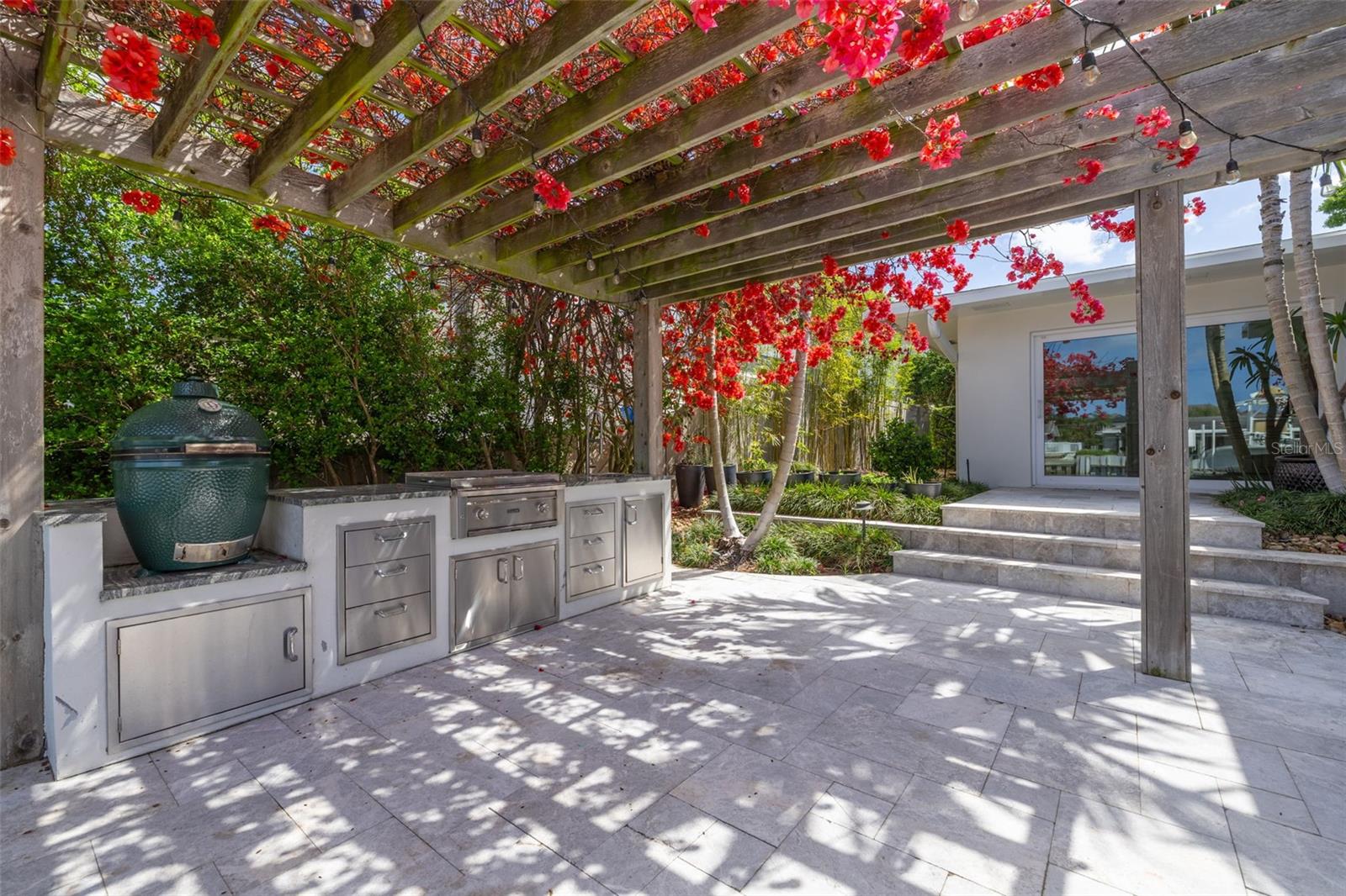 Listing photo id 35 for 3932 Versailles Drive