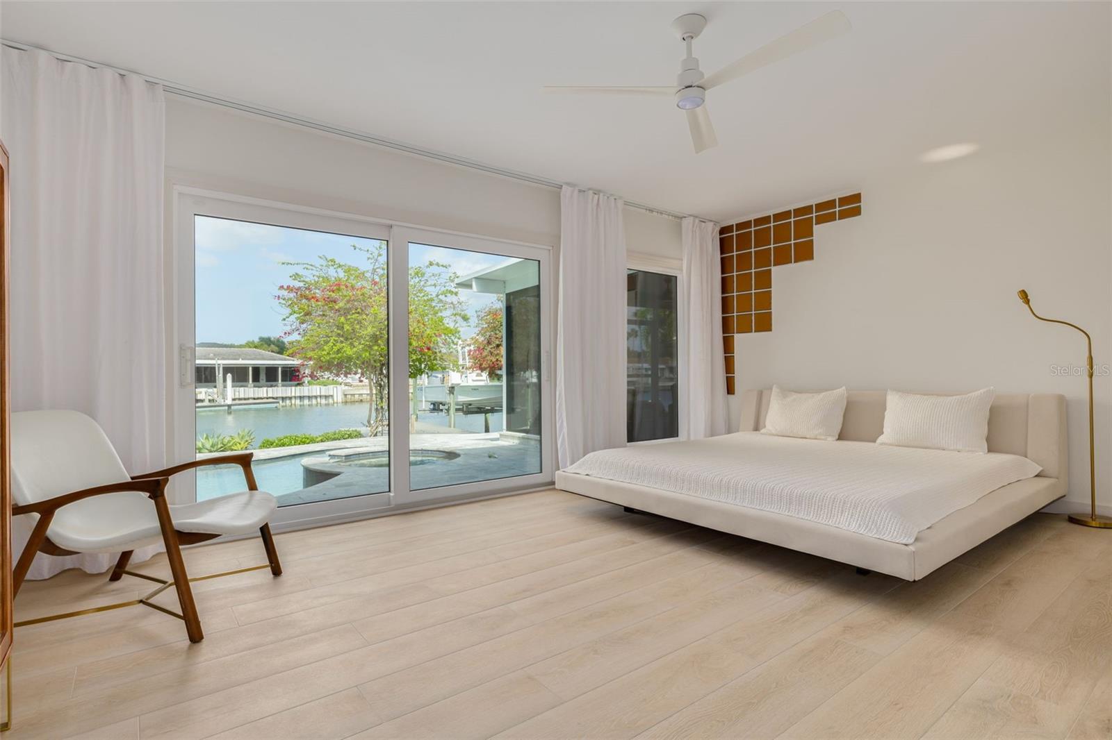 Listing photo id 37 for 3932 Versailles Drive