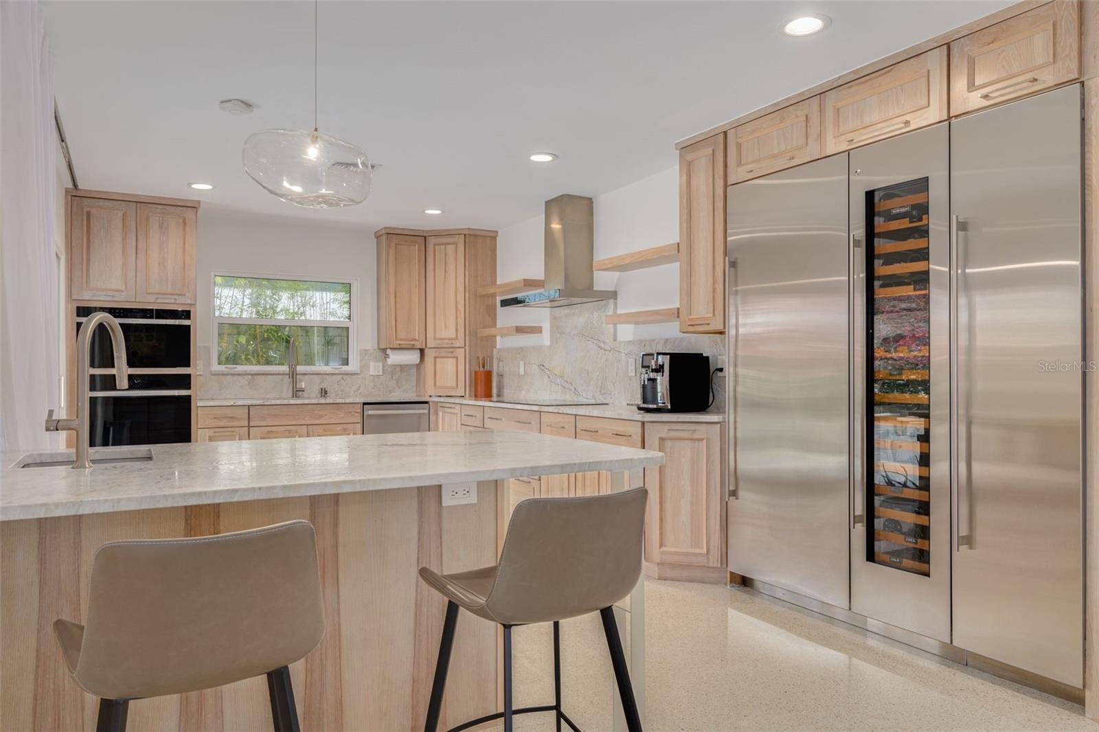 Listing photo id 2 for 3932 Versailles Drive