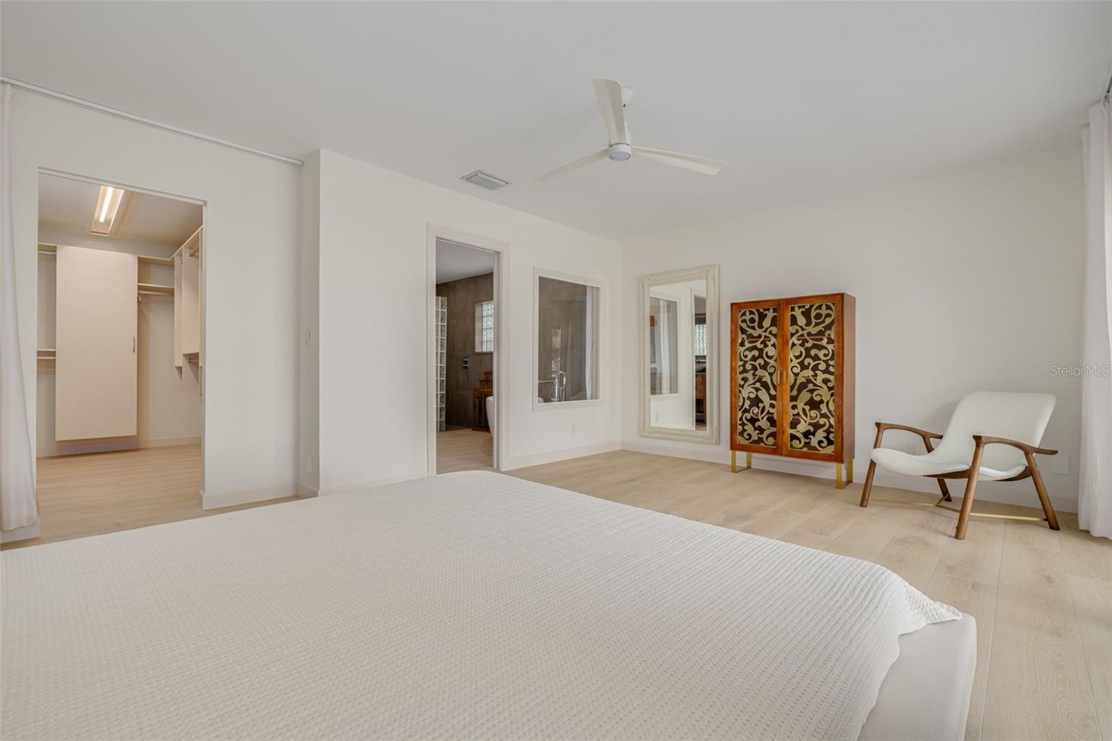 Listing photo id 38 for 3932 Versailles Drive